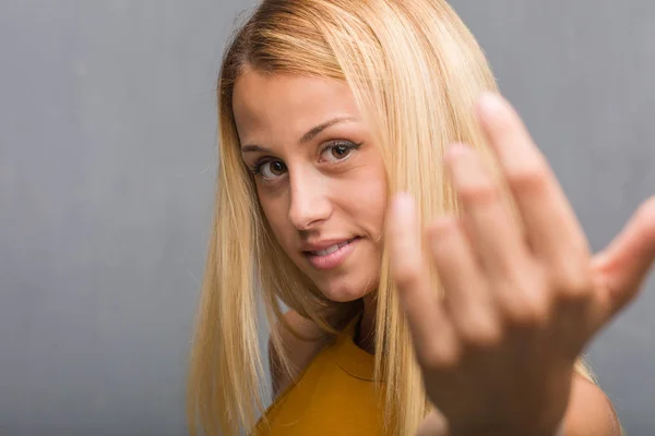 Ritratto Della Giovane Donna Bionda Naturale Che Invita Venire — Foto Stock