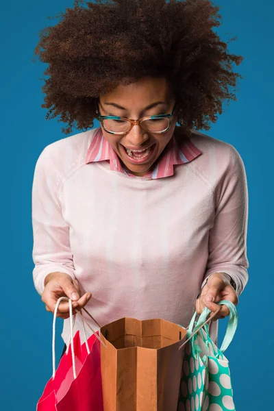 Zwarte Vrouw Bedrijf Shopping Tassen — Stockfoto