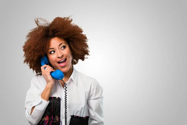 Молодая Афро Женщина Разговаривает Старинному Телефону — стоковое фото