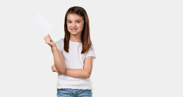 Cuerpo Completo Niña Sonriendo Confiado Ofreciendo Una Tarjeta Visita Tiene — Foto de Stock