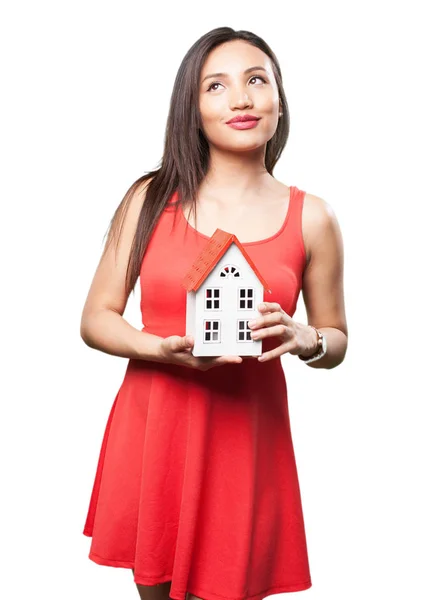 Mulher Asiática Vestido Vermelho Segurando Uma Casa — Fotografia de Stock