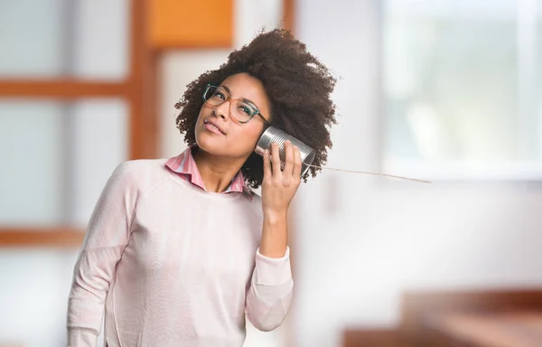 Negro Mujer Sosteniendo Lata Lata Enfoque Selectivo — Foto de Stock