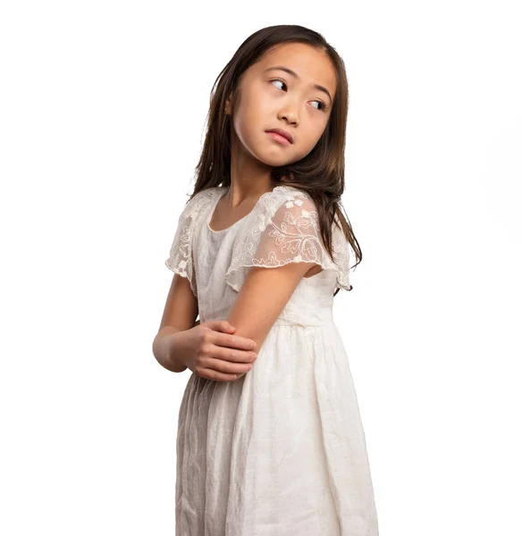 Niña China Vestido Blanco Cruzando Brazos Aislados Sobre Fondo Blanco — Foto de Stock