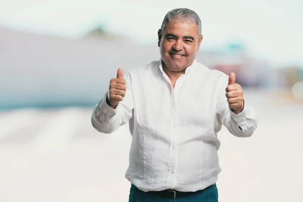 Hombre Mediana Edad Alegre Emocionado Sonriendo Levantando Pulgar Hacia Arriba — Foto de Stock