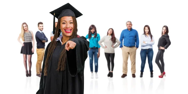 Giovane Laureata Donna Nera Indossa Trecce Allegro Sorridente Che Punta — Foto Stock