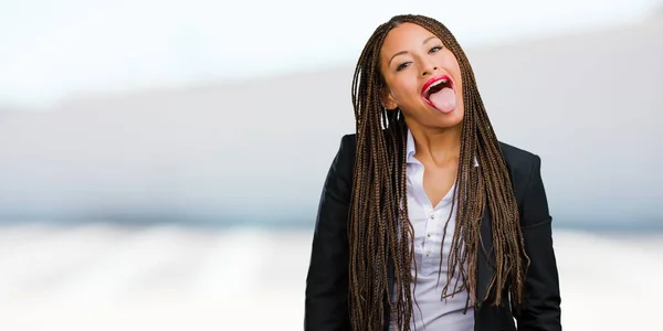 Retrato Uma Jovem Mulher Negócios Negro Expressão Confiança Emoção Divertido — Fotografia de Stock