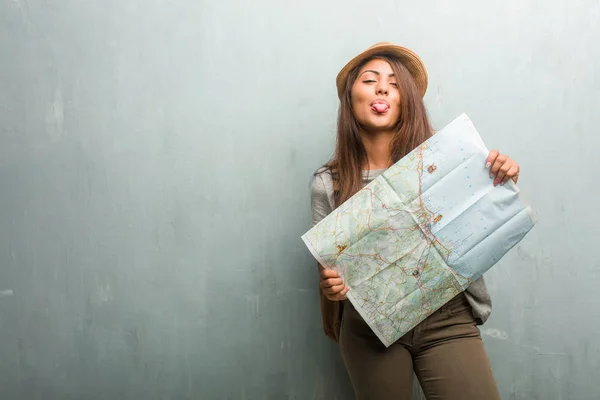 Retrato Una Joven Viajera Latina Mostrando Lengua Como Signo Juego —  Fotos de Stock