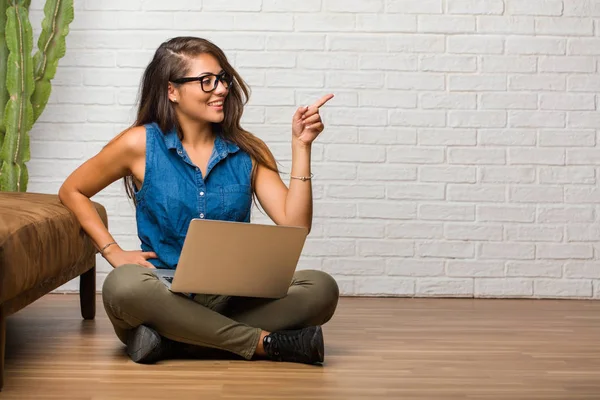 Portret Van Jonge Latijns Vrouw Zittend Vloer Aan Wijzen Glimlachend — Stockfoto