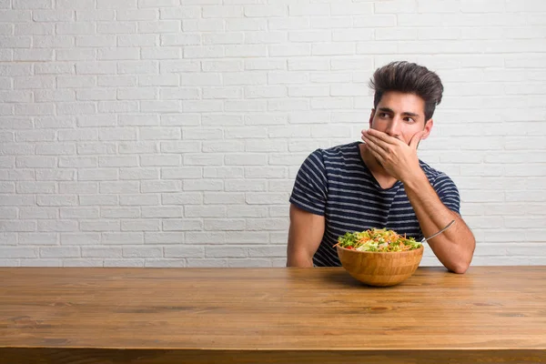 Joven Hombre Guapo Natural Sentado Una Mesa Que Cubre Boca — Foto de Stock