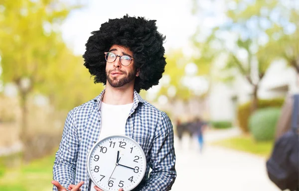 Afro Mann Hält Eine Uhr — Stockfoto