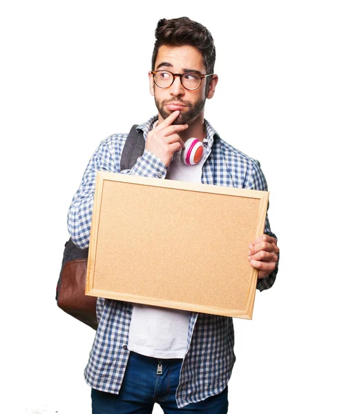白い背景で隔離のコルクボードを保持している学生男 — ストック写真