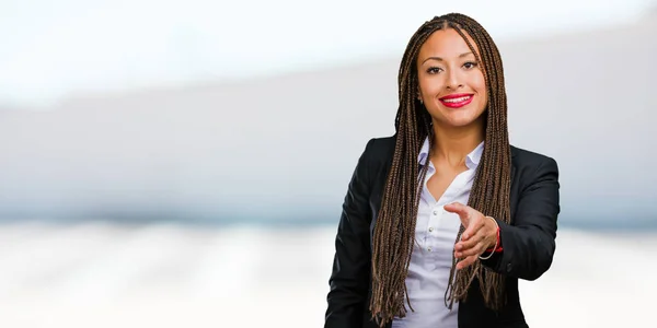 Retrato Una Joven Mujer Negocios Negra Tratando Saludar Alguien Haciendo —  Fotos de Stock