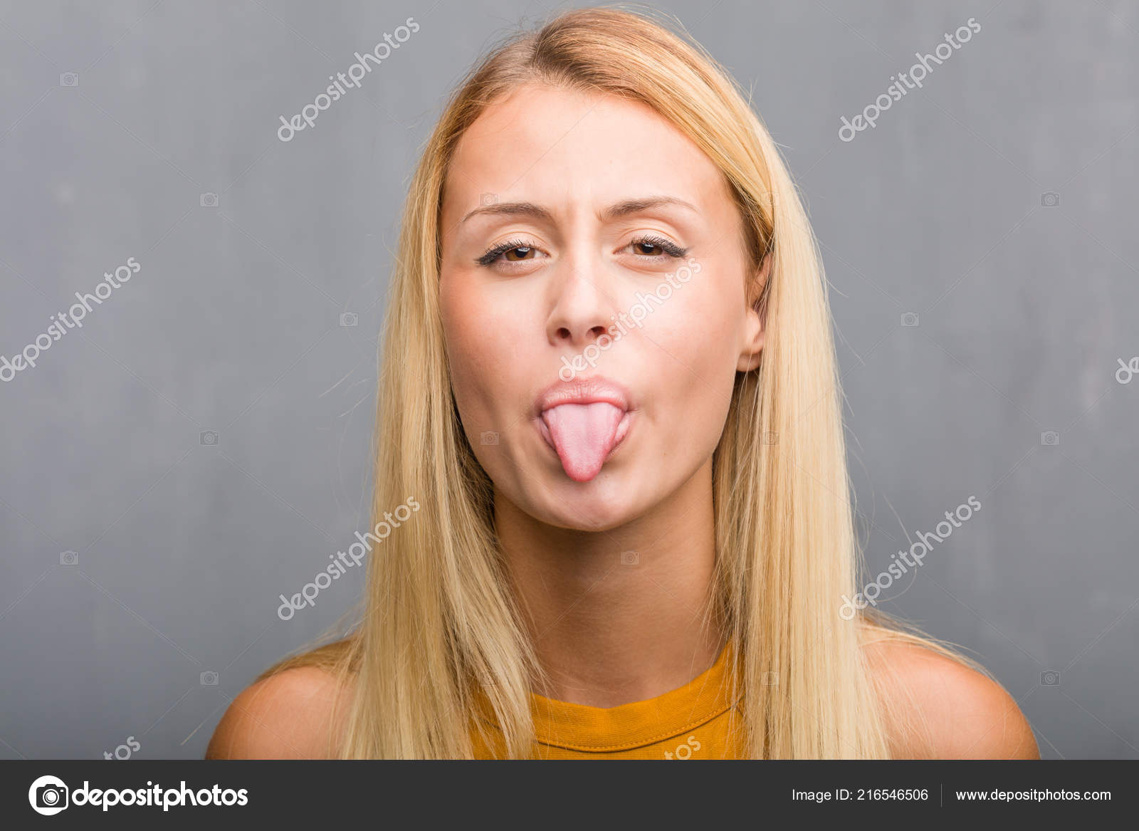 Девушка дразнится языком
