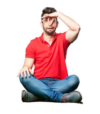 Beyaz arka plan üzerinde izole kokulu kötü oturan adam