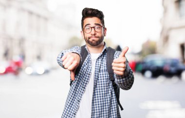 çelişkili bir jest yapan öğrenci erkek