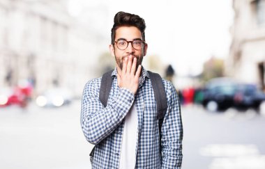 sürpriz öğrenci adam kameraya bakan 