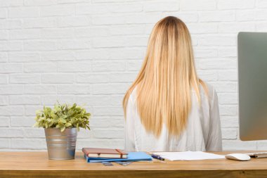 Geri gösterilen genç öğrenci portresi