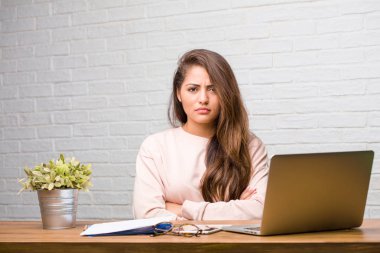 Resepsiyon çok kızgın ve üzgün oturan genç öğrenci latin kadın portresi