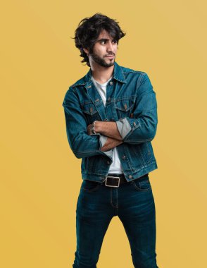 Kollarını, gülümseyen ve mutlu crossing, kendinden emin ve dostu genç yakışıklı adam