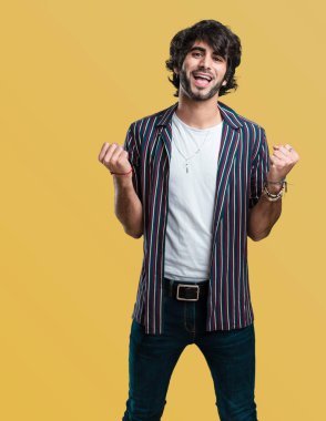 Silah, bir zafer ya da başarı, piyango kazanan kutluyor yükselterek yakışıklı delikanlı çok mutlu ve heyecanlı,