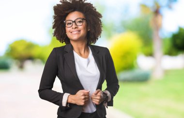 siyah iş kadını kıyafetleri bulanık arka plan üzerinde ayarlama