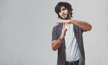 Bir zaman aşımı jest yapma yorgun ve bıkkın, genç yakışıklı adam bir iş stresi nedeniyle, zaman kavramı son verilmeli