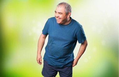 yeşil arka plan bulanık mutlu olgun adam