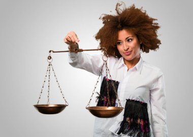 Genç afro kadın, denge kavramı