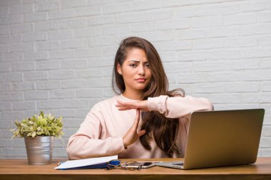 Yorgun ve bıkkın masada oturan genç öğrenci latin kadın portresi