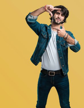 Sanki bir kamera vardı odaklanmaya çalışıyorum genç yakışıklı adam bir çerçeve şekli el ile yapma