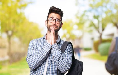 öğrenci adam açık havada dua 