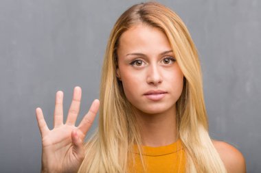 doğal sarışın genç kadın gösteren dört numaralı portresi