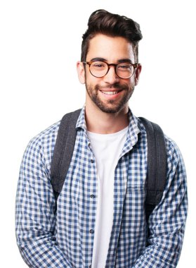 beyaz zemin üzerinde izole gülümseyen genç adam