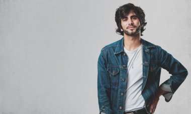 El HIPS, ayakta, rahat ve gülümseyen, çok olumlu ve neşeli genç yakışıklı adamla