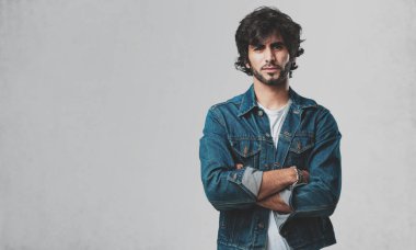 Kendinden emin ve göstermek güç hissi ve heybetli, kollarını, ciddi geçiş genç yakışıklı adam