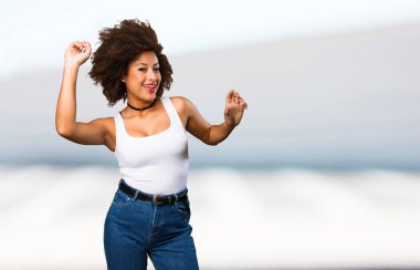 Genç siyah kadın üzerinde dans arka plan bulanık