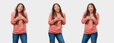 Gri arka plan üzerinde romantik bir jest yapıyor fitness genç siyah kadın ayarla