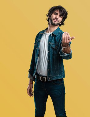 Pozitif ve güler yüzlü genç yakışıklı adam gel, kendinden emin ve gülümseyen bir hareketi el ile yapmak için davet