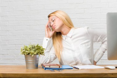 Ağrısı nedeniyle iş stresi, yorgun ve zeki olan görevleri yapmak masasına oturan genç öğrenci portresi