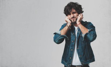 Yakışıklı delikanlı eller, kızgın ve bazı ses işitme yorgun kulaklarıyla kapsayan