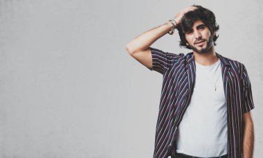 Endişeli ve bunalmış, unutkan, yakışıklı delikanlı fark bir şey ifade şok bir hata yapılmış olması