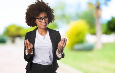 iş siyah kadının zavallı jest yapması