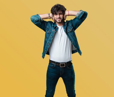 Yakışıklı delikanlı eller, kızgın ve bazı ses işitme yorgun kulaklarıyla kapsayan