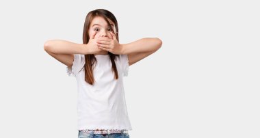 Tam vücut küçük kız kapsayan ağız, sessizlik ve baskı, bir şey söylemek çalışıyor sembolü