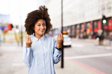 Genç siyah kadının arka plan bulanık zengin jest yapması