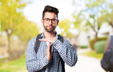 ara hareketi yapan öğrenci erkek