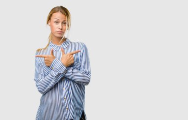 Genç güzel sarışın kadın karışık ve şüpheli portresi