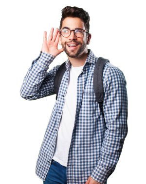 Genç adam izole üzerinde beyaz arka plan dinleme