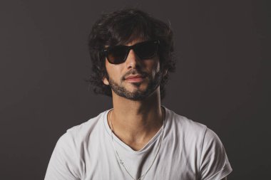 Genç yakışıklı adam neşeli ve kendine güvenen gözlük 