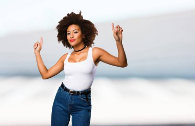 Genç siyah kadın üzerinde dans arka plan bulanık